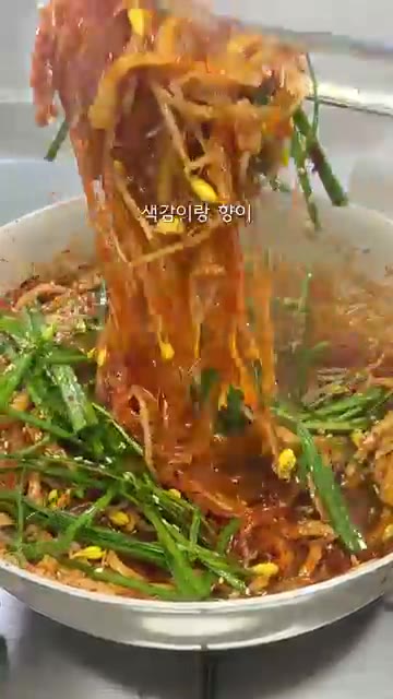 부추가 있다면 마지막에 한 줌 넣고 살짝 섞어줍니다. 부추가 없어도… — 초간단 콩나물잡채 만들기
