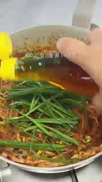 불을 끄고 참기름을 두르고 통깨를 뿌려주면 매콤달콤한 콩나물잡채가… — 초간단 콩나물잡채 만들기