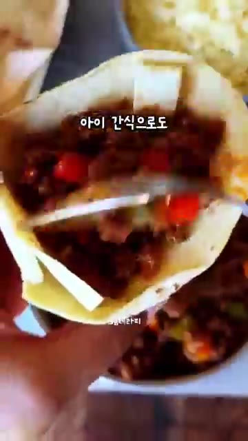 팬에 올리브 오일 2큰술을 두르고 다진 양파와 다진 마늘을 볶다가… — 배달보다 훨씬 맛있는 초간단 홈메이드 맥주 안주 타코콘 만들기
