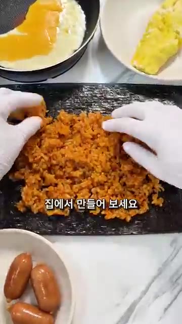 밥에 불닭소스, 참기름, 소금을 넣고 잘 섞어 불닭밥을 만듭니다.… — 요즘 핫한 명동 불닭오믈렛을 김밥으로! 불닭치즈오믈렛김밥