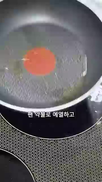 중불로 올린 팬에 소세지를 올리고 구워줍니다. 모짜렐라 치즈와 체다… — 요즘 핫한 명동 불닭오믈렛을 김밥으로! 불닭치즈오믈렛김밥