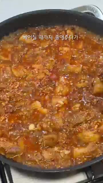 불을 끄고 참기름을 둘러주면 완성입니다. — 15분 초간단 매콤 마늘 삼겹찜