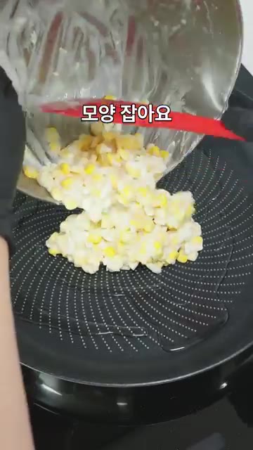 팬에 식용유를 두르고 중약불에서 반죽을 넓고 고르게 펼쳐 올린 후,… — 옥수수에 치즈 듬뿍 쭉 늘어나는 콘치즈전 만들기