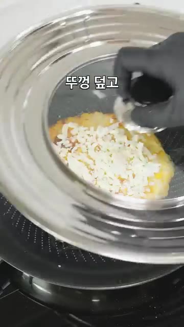 약불로 줄인 후 남은 모짜렐라 치즈 반 컵을 전 위에 골고루 올리고… — 옥수수에 치즈 듬뿍 쭉 늘어나는 콘치즈전 만들기