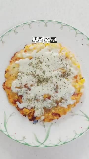 완성된 콘치즈전에 파슬리를 뿌려 마무리합니다. — 옥수수에 치즈 듬뿍 쭉 늘어나는 콘치즈전 만들기