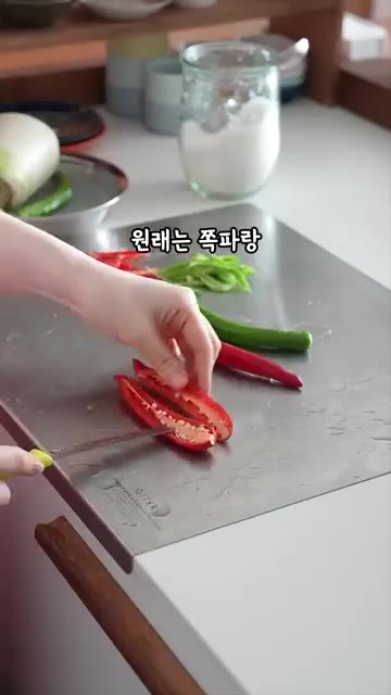 배추가 부드럽게 휘어질 정도로 절여지면 그대로 통에 옮겨 담고, 청… — 톡 쏘는 사이다맛 백물김치 레시피