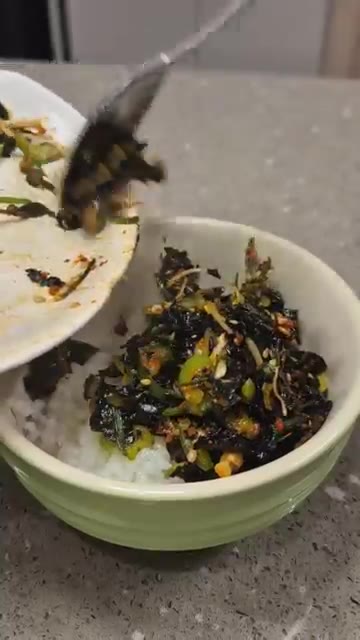 따뜻한 밥 위에 올려 비벼 먹으면 더욱 맛있습니다. — 지금이 제철! 달래 김 무침