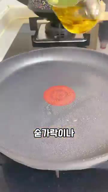재료가 골고루 섞이도록 저어 걸쭉한 반죽을 만들어 줍니다. — 오이, 이제 부침개로 만들어보세요! 오이전 (오이 부침개) 레시피