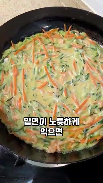 팬에 기름을 얇게 두르고 반죽을 동그랗고 평평하게 펼쳐 올립니다. — 오이, 이제 부침개로 만들어보세요! 오이전 (오이 부침개) 레시피