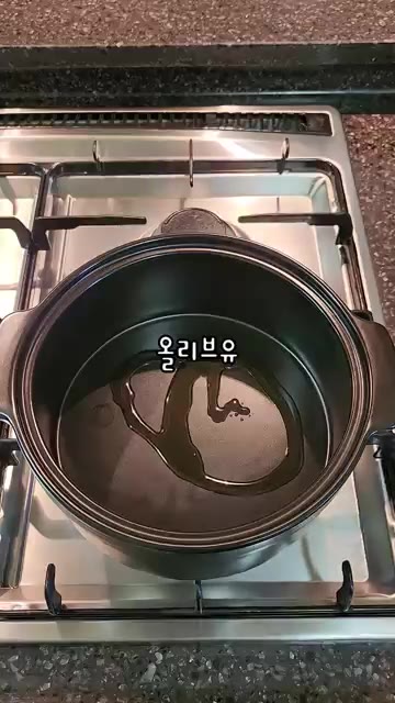 냄비에 올리브유를 두르고 돼지고기를 넣어 구워줍니다. — 돼지김치찌개 레시피