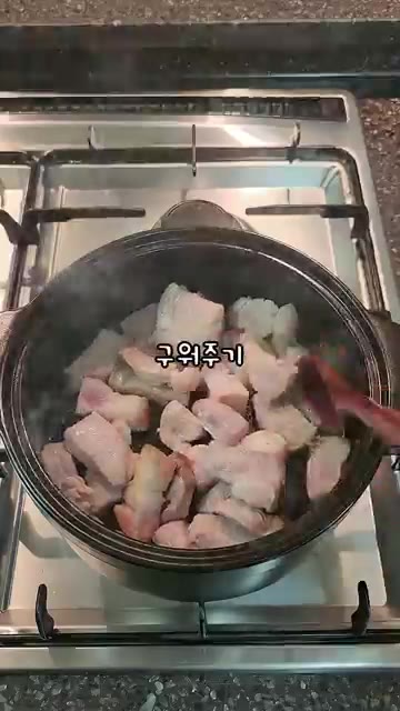 물 500ml와 코인육수 1알을 넣고 끓여줍니다. — 돼지김치찌개 레시피