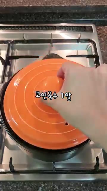 김치를 넣고 국간장 3T, 사골분말 0.5T, 치킨스톡 조금을 넣어… — 돼지김치찌개 레시피