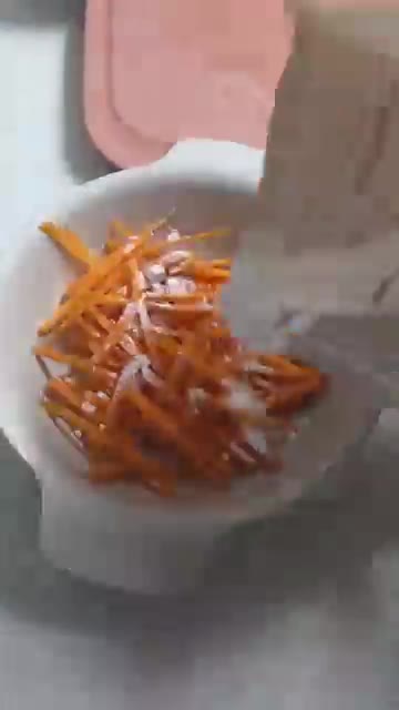 당근을 얇게 썰어 채 썬다. — 치즈 당근전 만들기