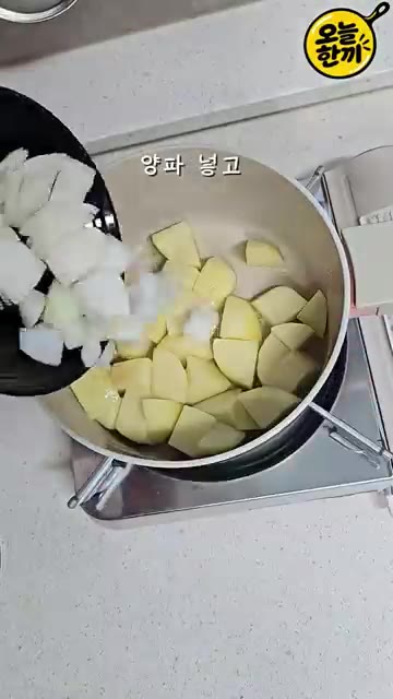 기름을 두른 냄비에 감자를 넣고 볶아준다. — 참치캔 하나로 밥 두 공기 순삭! 참치감자짜글이 🍚