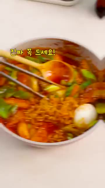 팬에 식용유를 두르고 라면스프 1T, 고추장 1/2T, 고춧가루 1… — 진라면 매운맛으로 만드는 초간단 라볶이 레시피