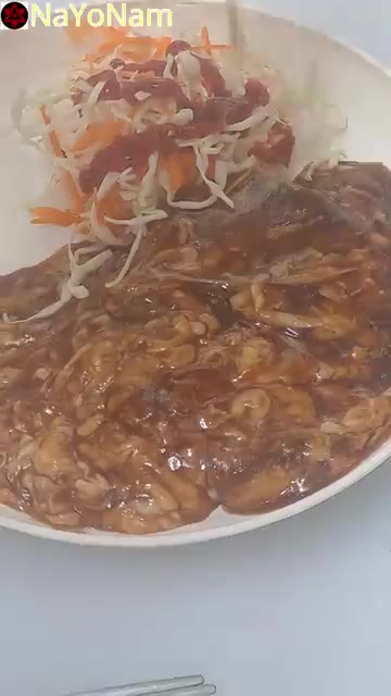 그릇에 밥을 담고 돈까스를 올린다. — 돈까스 치즈 덮밥 레시피