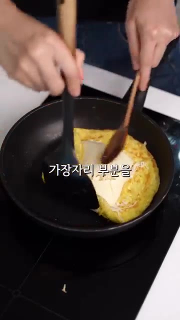 뒤집은 후 토마토 소스, 양배추, 모짜렐라 치즈를 올리고 가장자리를… — 아침에 빵대신 이거 드세요 #레시피