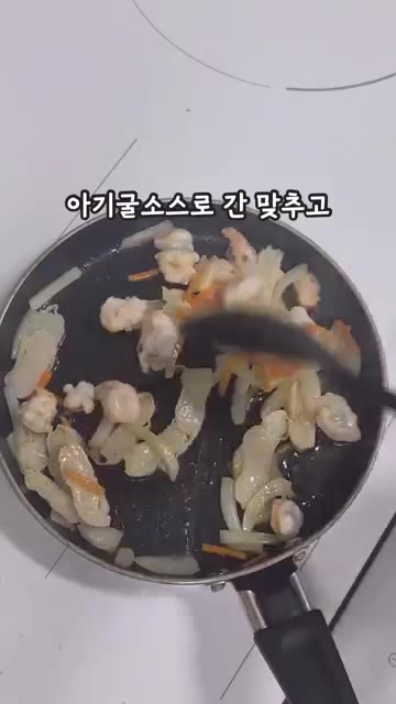 간장으로 간을 맞추고 참기름을 둘러줍니다. — 초간단 새우 어묵볶음