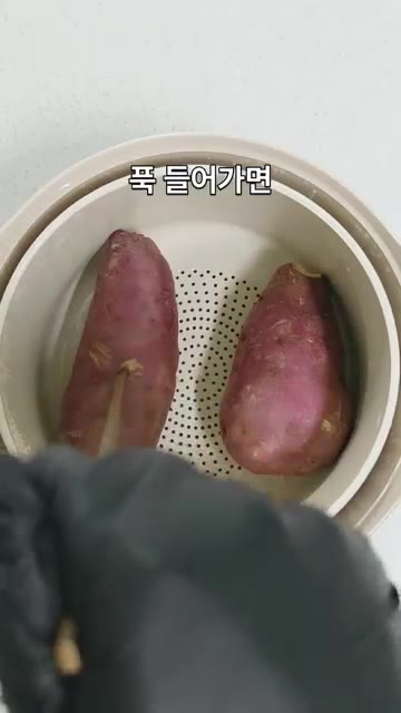 고구마를 껍질째 전자레인지에 5~7분 익힌다. — 고구마 안에 치즈 넣었습니다 쭉 늘어나는 치즈호떡