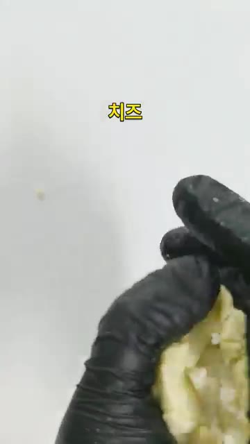 으깬 고구마에 전분가루 2T와 소금을 넣고 반죽한다. — 고구마 안에 치즈 넣었습니다 쭉 늘어나는 치즈호떡