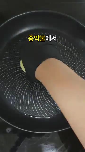 반죽을 4등분하여 둥글게 편 뒤 치즈 20~25g을 넣고 감싼다. — 고구마 안에 치즈 넣었습니다 쭉 늘어나는 치즈호떡