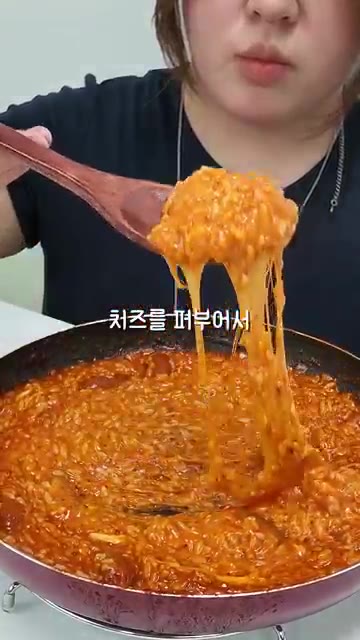 모짜렐라 치즈를 듬뿍 올리고 졸여줍니다. 치즈가 녹아 쌀알 하나하나… — 떡 대신 소세지만 넣은 엽떡?!🌭🔥