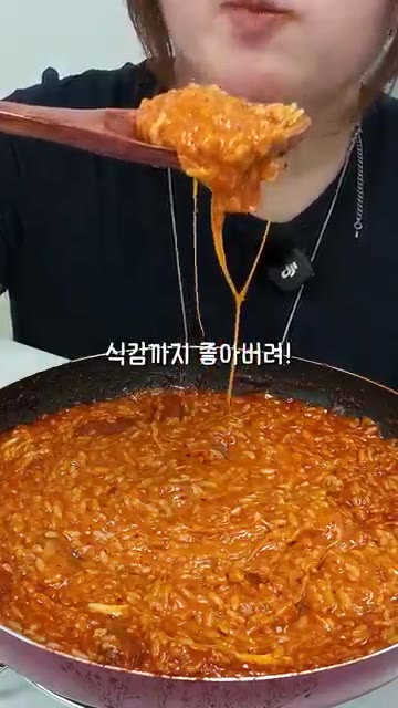 치즈가 늘어나는 소세지 리조또를 맛있게 즐깁니다. — 떡 대신 소세지만 넣은 엽떡?!🌭🔥
