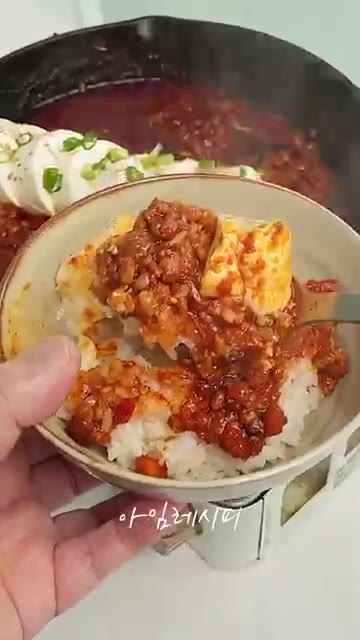 양파, 당근은 잘게 썰고 대파와 홍고추는 송송 썰어 준비합니다. 볼… — 순두부 한팩! 저녁 걱정이 사라집니다