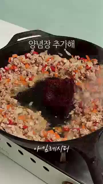 준비한 양념장을 넣고 살짝 볶은 뒤 물 1컵을 붓고 센 불에서 바글… — 순두부 한팩! 저녁 걱정이 사라집니다