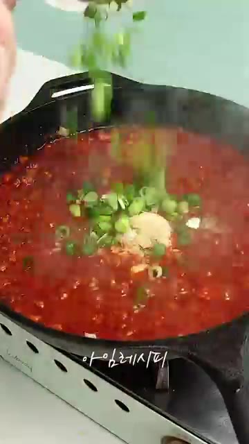 끓어오르면 다진 마늘 1큰술과 대파를 넣고, 순두부를 먹기 좋은 크… — 순두부 한팩! 저녁 걱정이 사라집니다