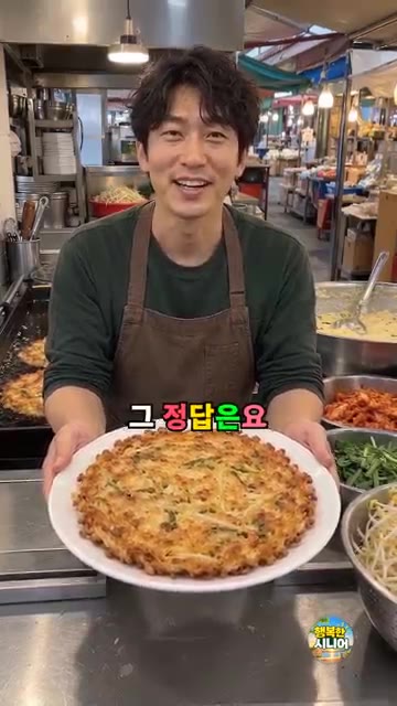 김치도 국물을 꼭 짜서 넣으면 더 바삭하게 만들 수 있습니다. — 녹두빈대떡 숙주를 생으로 넣지 마세요!