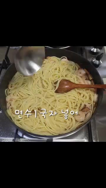 면수 1국자를 넣고 볶다가 참치액 3t를 넣어 감칠맛을 더한다. — 마늘향 가득! 새우 알리올리오 파스타 만들기