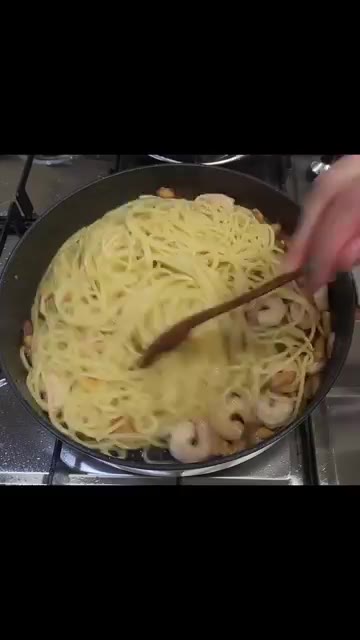 채 썬 바질을 넣고 섞어준다. — 마늘향 가득! 새우 알리올리오 파스타 만들기