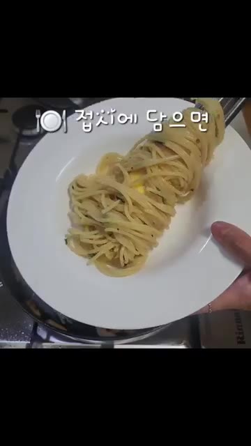 완성된 파스타를 접시에 담는다. — 마늘향 가득! 새우 알리올리오 파스타 만들기