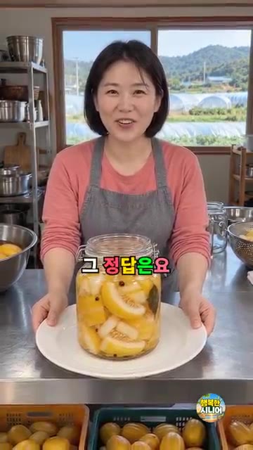 절여진 참외에서 나온 물은 버리고, 키친타월로 물기를 깨끗하게 닦아… — 오래 아삭한 참외장아찌 담그는 법