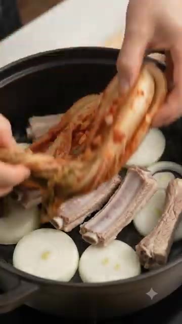 등갈비와 양파를 팬에 올리고 끓인다. — 등갈비 김치찜 잡내 제로 부드러운 초간단 팁