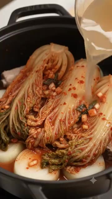 묵은지를 등갈비 위에 올린다. — 등갈비 김치찜 잡내 제로 부드러운 초간단 팁