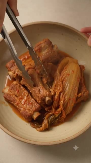 국물을 끼얹어가며 익힌다. — 등갈비 김치찜 잡내 제로 부드러운 초간단 팁