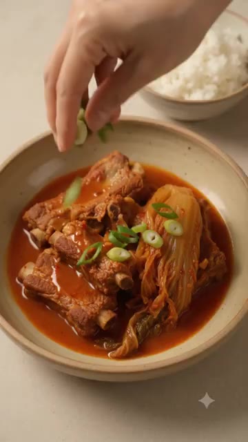 대파를 넣고 한소끔 더 끓인다. — 등갈비 김치찜 잡내 제로 부드러운 초간단 팁