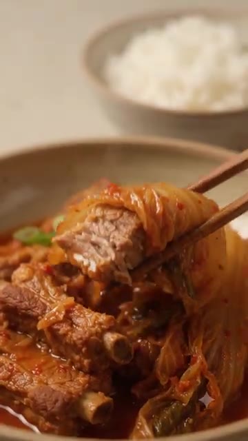 완성된 등갈비 김치찜을 접시에 담고 밥과 함께 낸다. — 등갈비 김치찜 잡내 제로 부드러운 초간단 팁