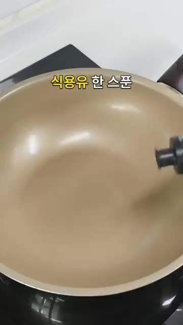 팬에 식용유 1T를 두르고 돼지고기 250g을 넣어 중강불에서 2~… — 칼칼한 돼지고기 일본카레 만들기