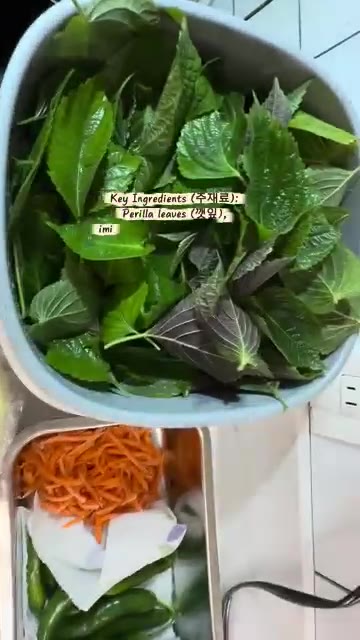 두부는 손으로 곱게 으깨어 준비합니다. 맛살은 적당한 길이로 자른… — 노밀가루 한스푼 깻잎전 레시피