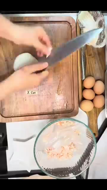 양파는 맛살과 비슷한 길이로 채썰고, 채썬 당근도 맛살 길이로 준비… — 노밀가루 한스푼 깻잎전 레시피
