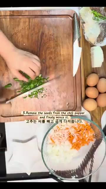 고추는 씨를 빼고 곱게 다져줍니다. 깻잎도 맛살과 비슷한 길이로 채… — 노밀가루 한스푼 깻잎전 레시피