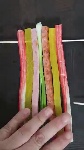 햄, 단무지, 대파, 맛살을 팬 길이에 맞춰 길게 썰어 준비한다. — 모양 완벽한 오색 꼬치전 초간단 레시피