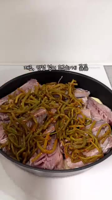 냄비에 준비된 재료와 양념장을 넣고 고구마순을 올립니다. — 고구마순 고등어조림 레시피