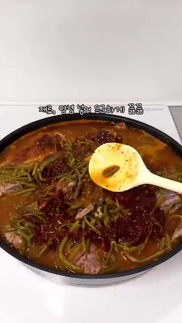 물을 붓고 뚜껑을 닫은 후 약 20분간 은근하게 끓여줍니다. — 고구마순 고등어조림 레시피