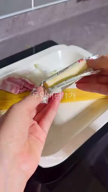 넓은 팬에 파스타면, 베이컨, 썰어둔 양파, 다진 마늘, 무염버터,… — 원팬 불닭 크림 파스타 레시피