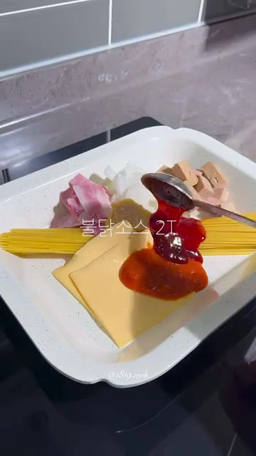 토마토 소스, 불닭 소스, 참치액을 넣고 우유와 물을 부어주세요. — 원팬 불닭 크림 파스타 레시피