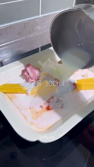 재료가 잠기도록 물과 우유를 부어주세요. — 원팬 불닭 크림 파스타 레시피